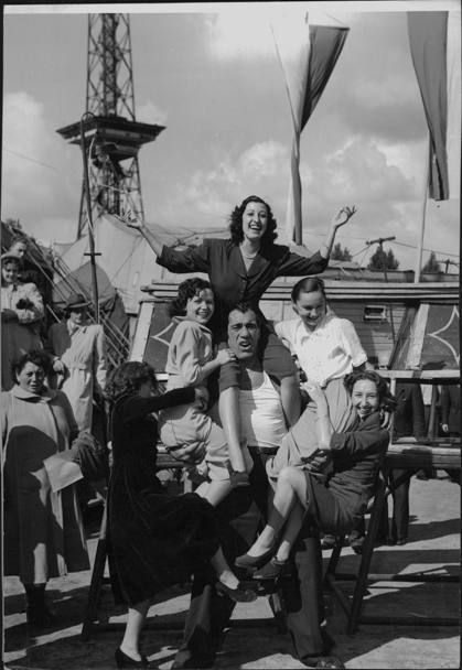 ... qui, invece,  decisamente pi impegnativo. L’immagine lo ritrae mentre solleva quattro ragazze di un circo di Berlino, citt in cui, nel 1951, tenne un incontro di catch (Ap)